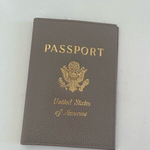 *BRAND NEW* LONGCHAMP US EXCLUSIVE
LE FOULONNÉ PASSPORT COVER